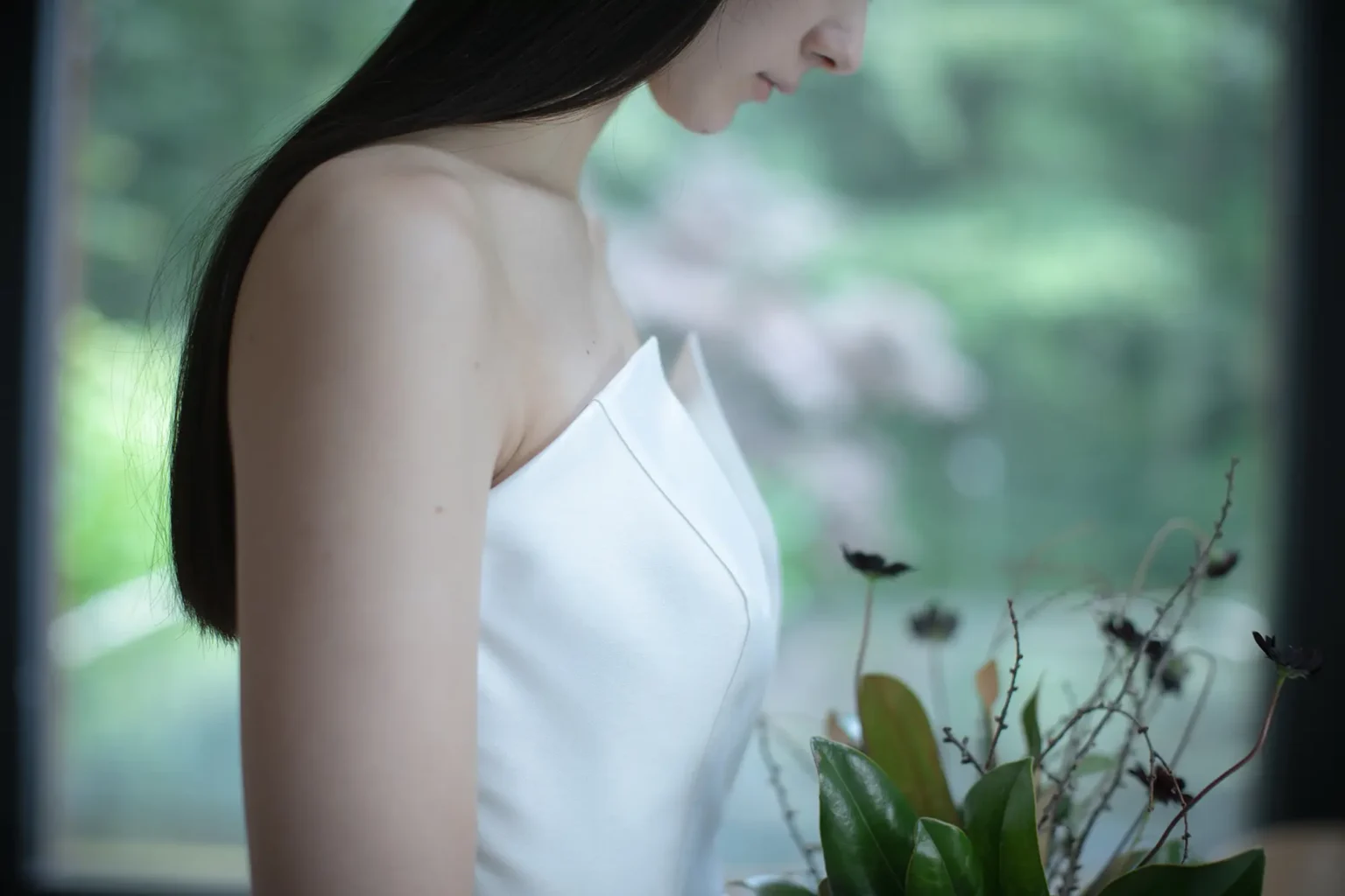 nae. ATELIERナエアトリエのシンプルな Aラインのウェディングドレスを着た女性