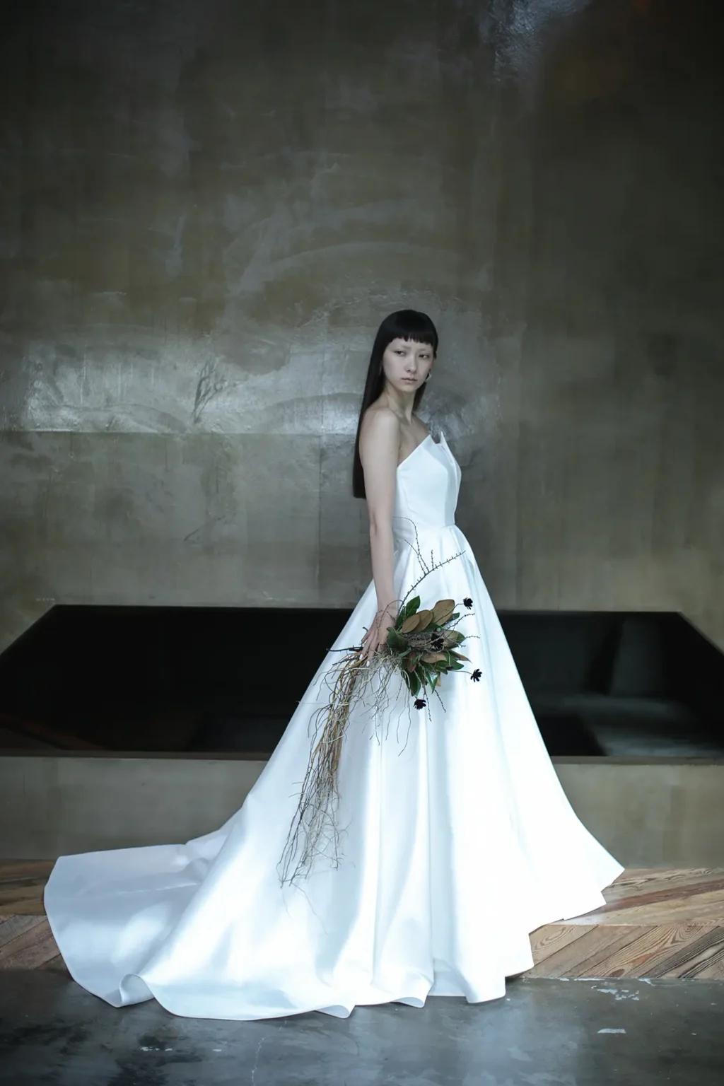 nae. ATELIERナエアトリエのシンプルな Aラインのウェディングドレスを着た女性