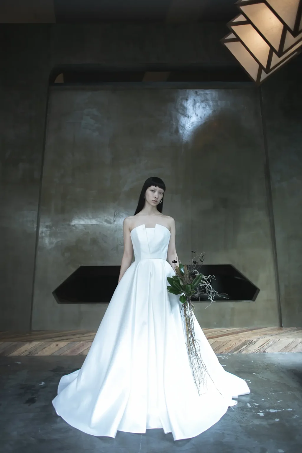 nae. ATELIERナエアトリエのシンプルな Aラインのウェディングドレスを着た女性