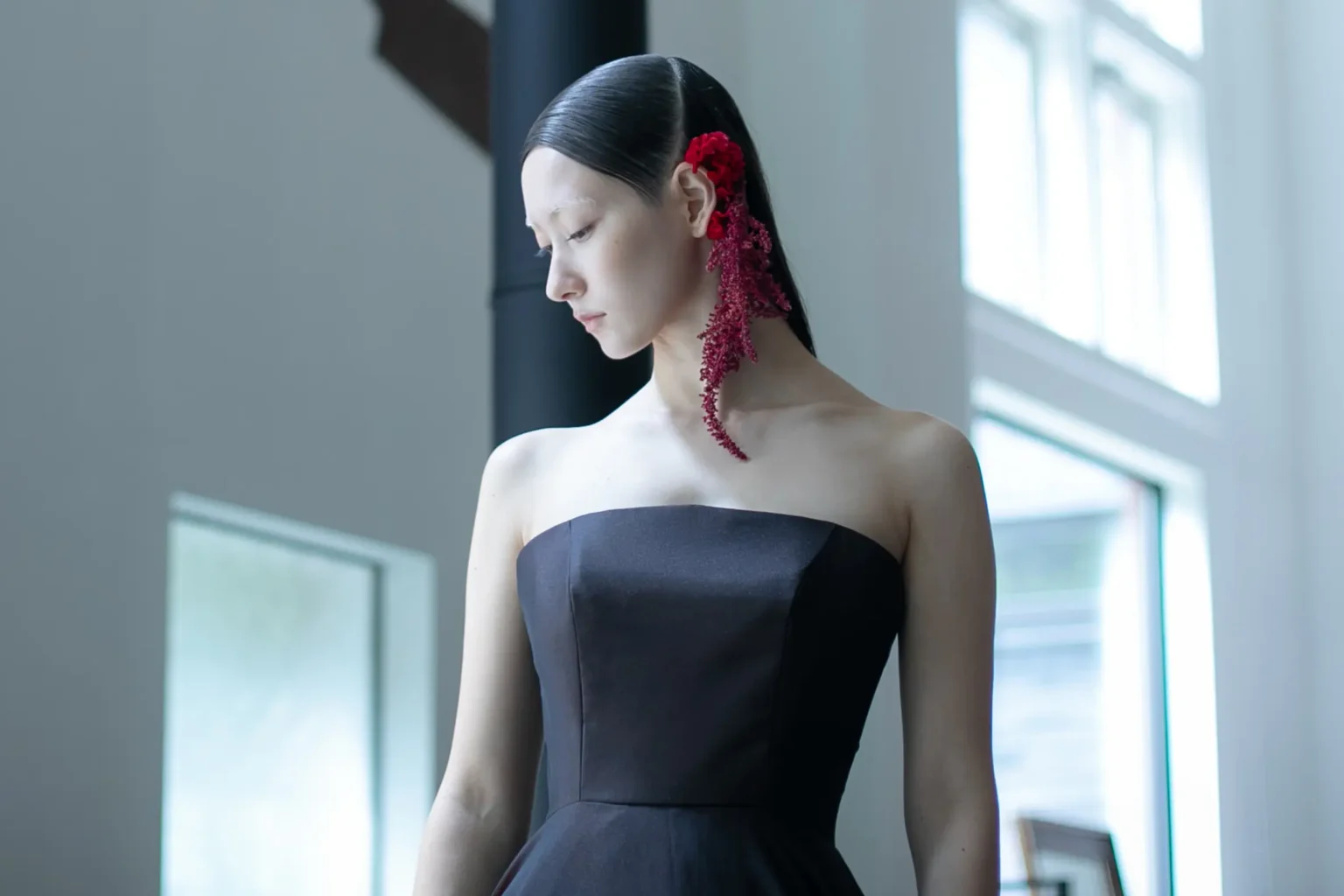 濃紺のカラードレスを着て赤の花の髪飾りをつけたスタイリッシュでモードな花嫁