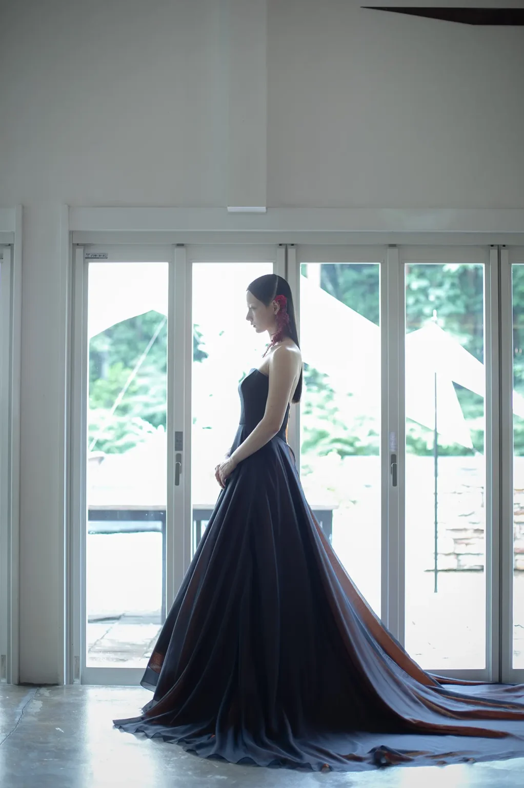 濃紺の下に明るい⾊と渋い⾊を重ねた、奥⾏きを感じるシックなカラードレス