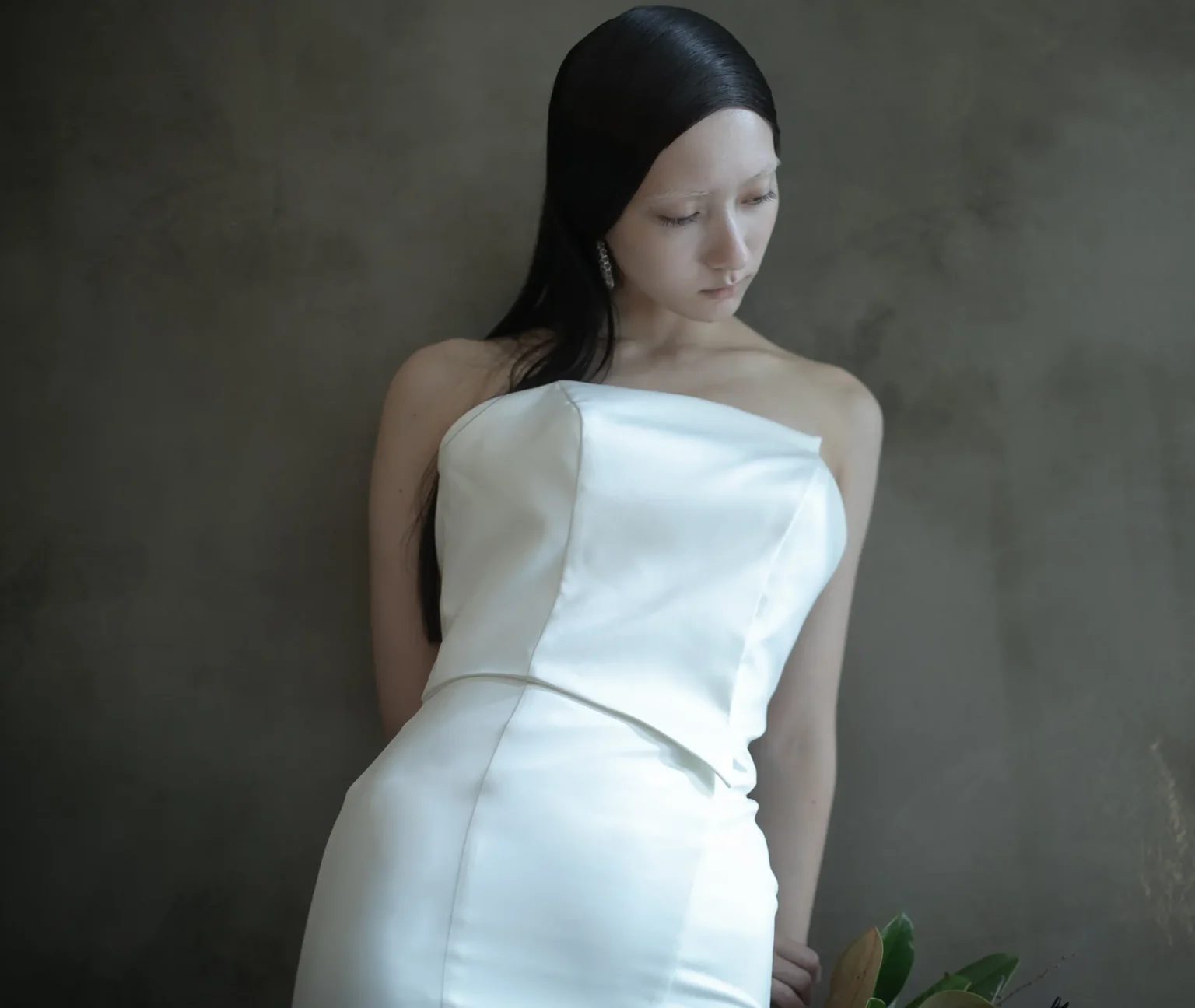 nae. ATELIERナエアトリエのシンプルで印象的なビスチェスタイルのウェディングドレスを着た女性