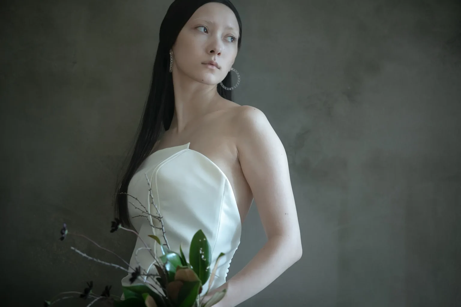 nae. ATELIERナエアトリエのシンプルで印象的なビスチェスタイルのウェディングドレスを着た女性