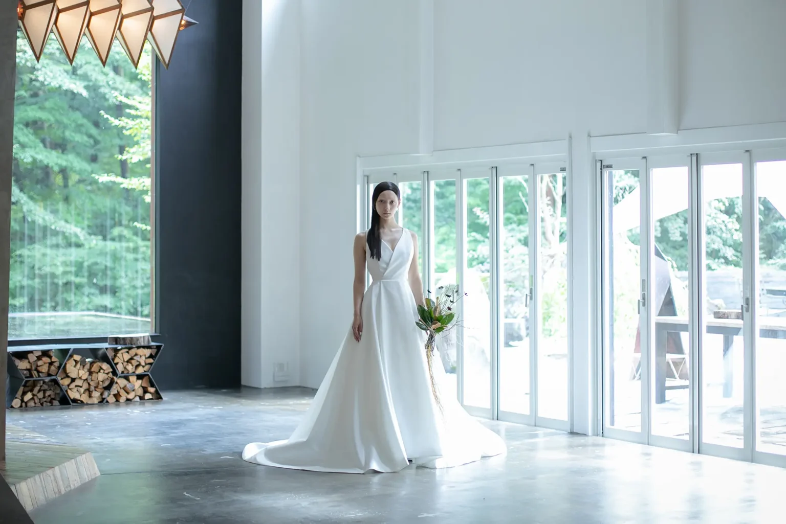 ⾜元にかけて流れるようなAラインを描き、⼥性らしさとハンサムさを表現するドレス