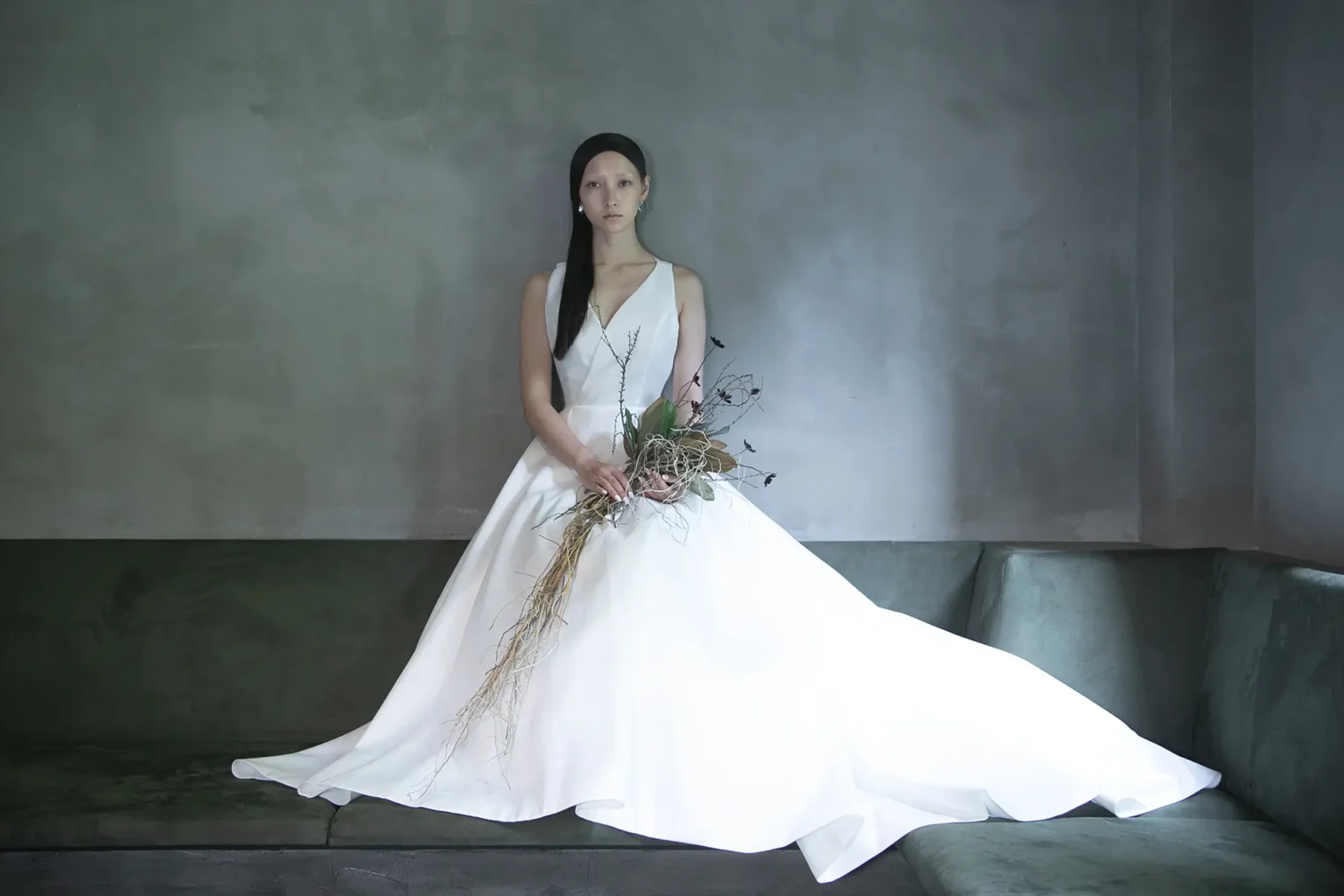 ⾜元にかけて流れるようなAラインを描き、⼥性らしさとハンサムさを表現するドレス