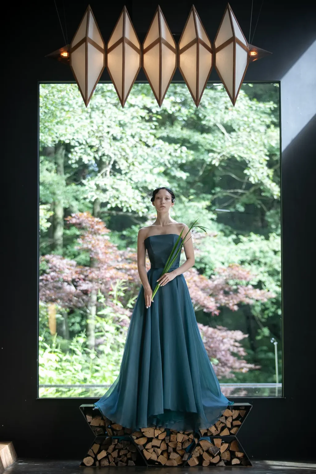 マーメイドラインのシルエットの上に、ふわりと広がるブルー２⾊で織り成すAラインのカラードレス