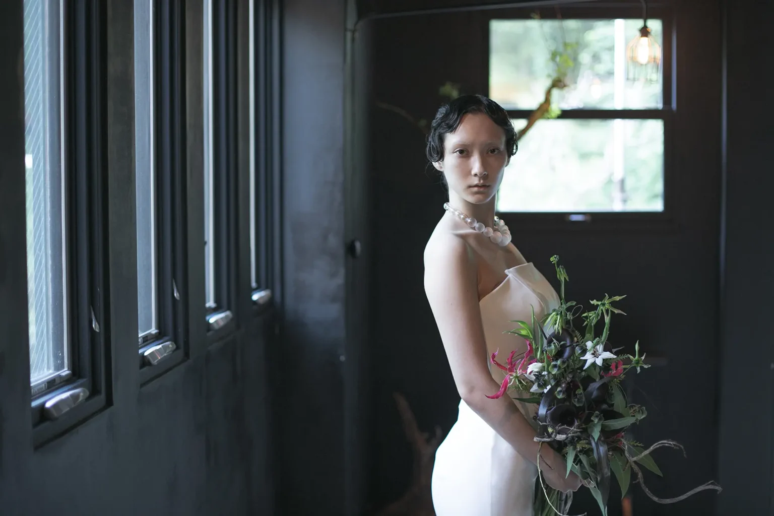 マーメイドラインのドレスを着てブーケを持った女性