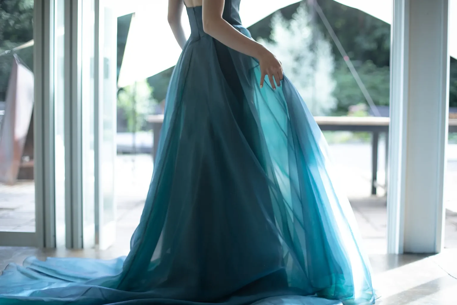 マーメイドラインのシルエットの上に、ふわりと広がる２⾊で織り成すAライン