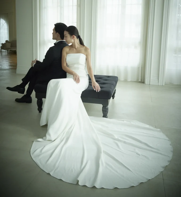 洋館でのフォトセッションをする新郎と新婦