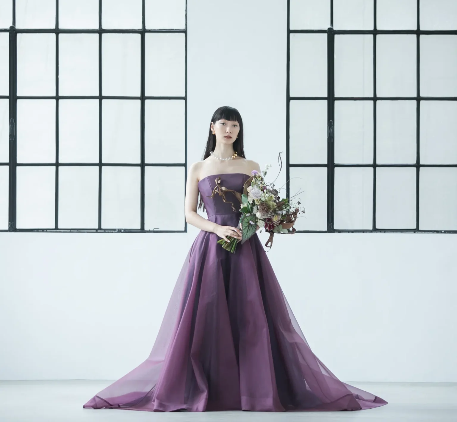 ３色のオーガンジーを重ねて作り出した、深みのあるすみれ色のカラードレス