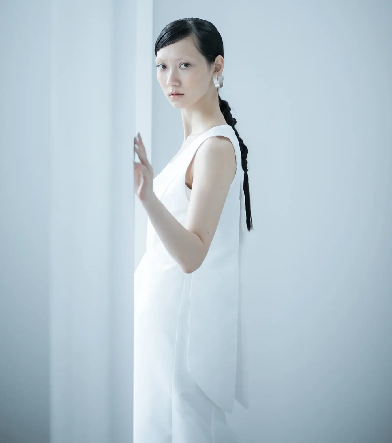 スレンダーラインのモードなウェディングドレスを着た女性