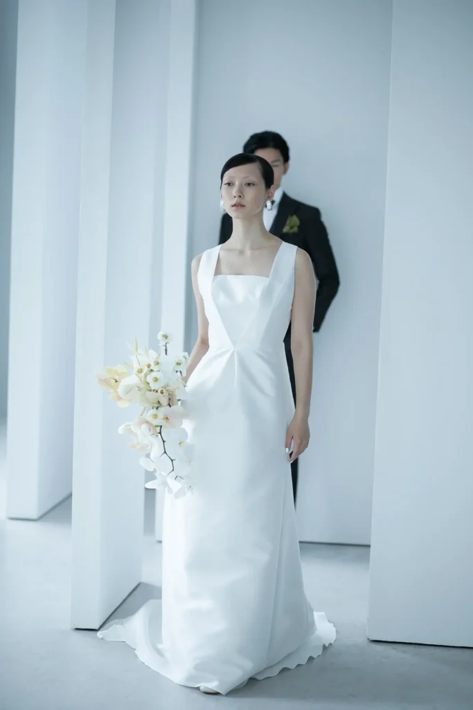 スレンダーラインのモードなウェディングドレスを着た女性