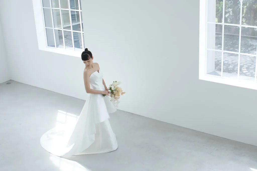 ハリのある生地で作られた個性的なウェディングドレスを着る新婦