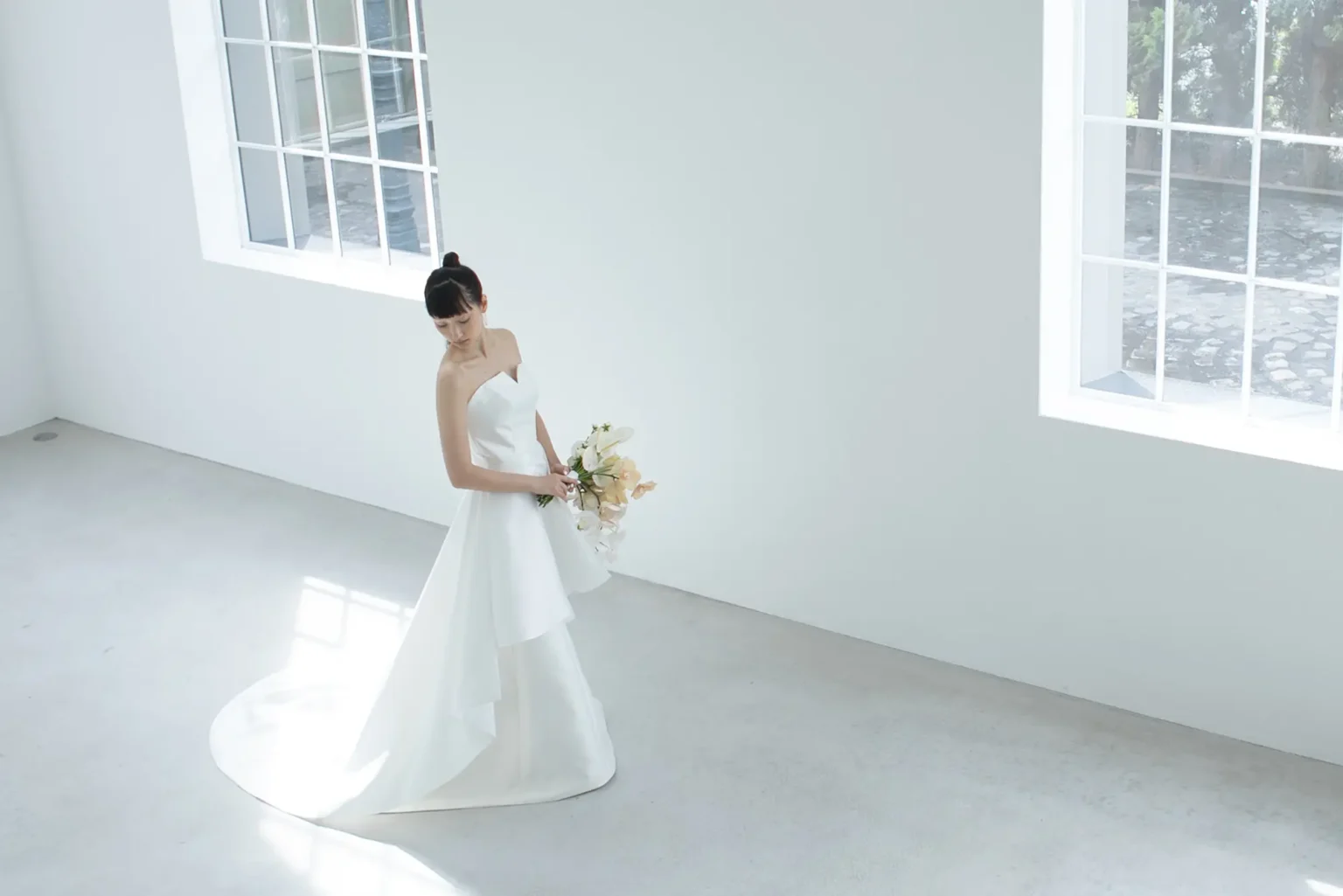 ハリのある生地で作られた個性的なウェディングドレスを着る新婦