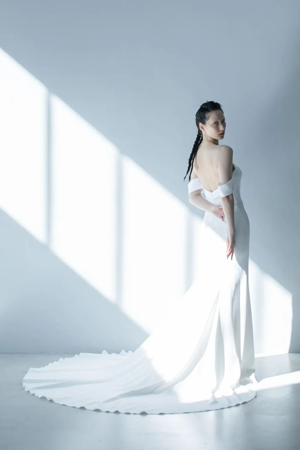 優美なシルクのマーメイドラインのウェディングドレス