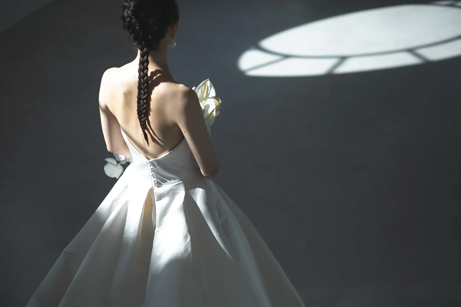 上品な光沢を持つダブルサテンで作られたつ王道かつスタイリッシュな印象のAラインドレス