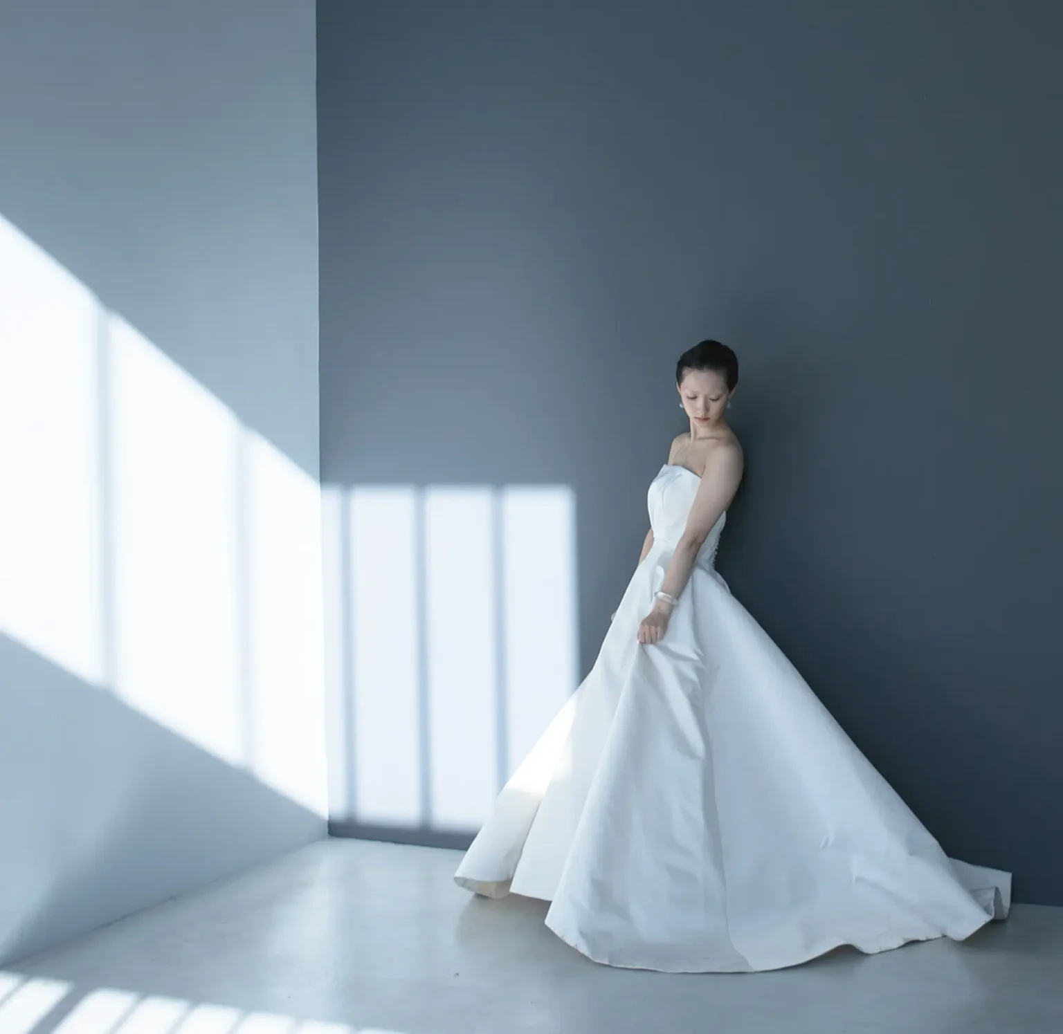 上品な光沢を持つダブルサテンで作られたつ王道かつスタイリッシュな印象のAラインドレス