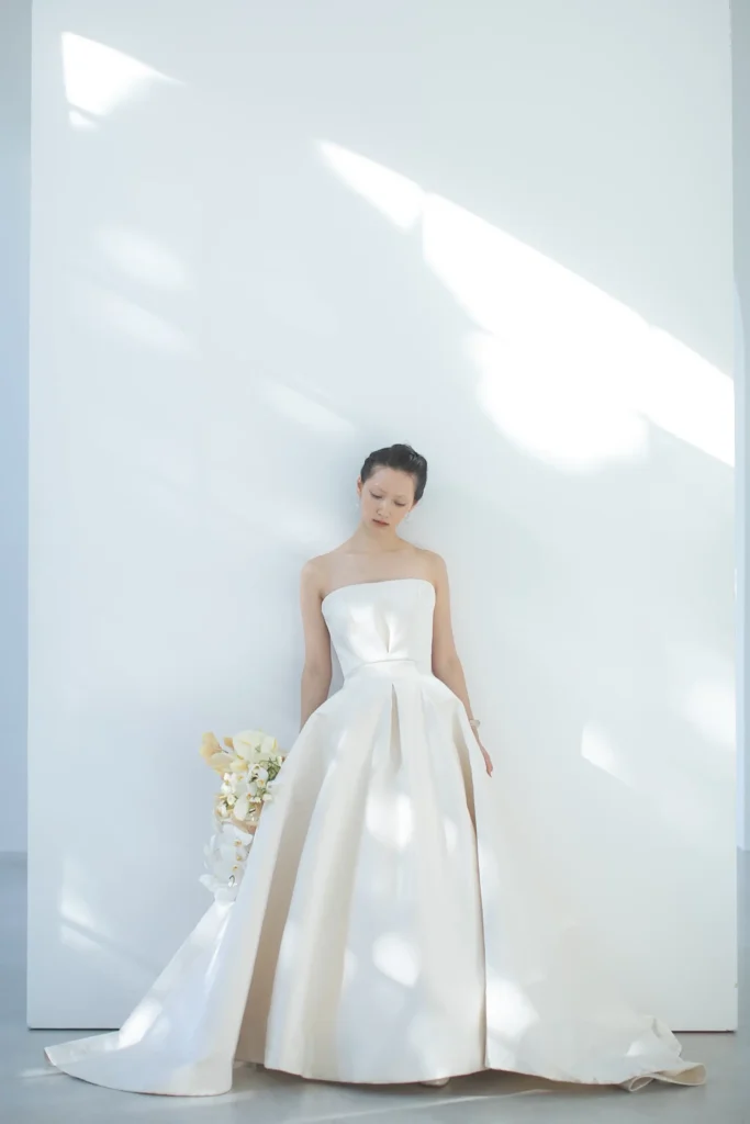 上品な光沢を持つダブルサテンで作られたつ王道かつスタイリッシュな印象のAラインドレス