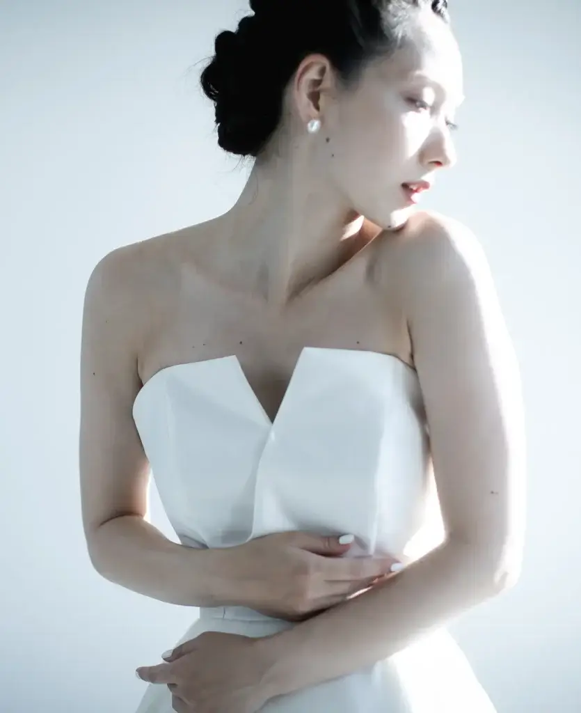 ベアトップのウェディングドレスを着たスタイリッシュなコーディネート