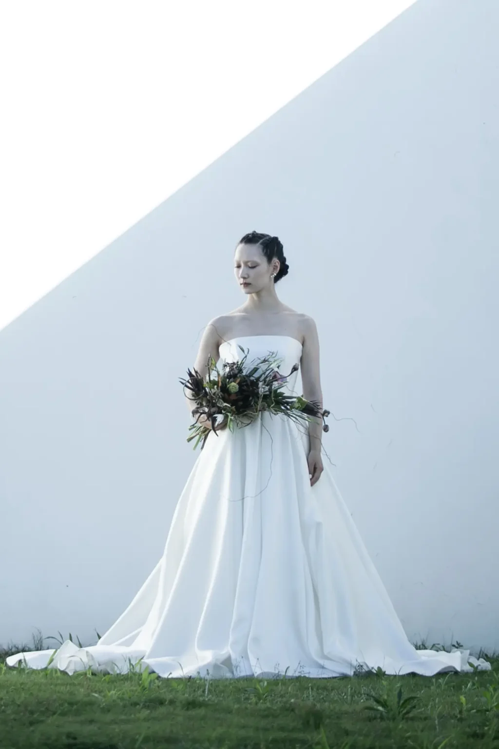 上品な輝きのある光沢が美しく コシのあるしなやかな動きを見せる国産のシルク生地を贅沢にたっぷりと使用した、 王道かつスタイリッシュなAラインドレス