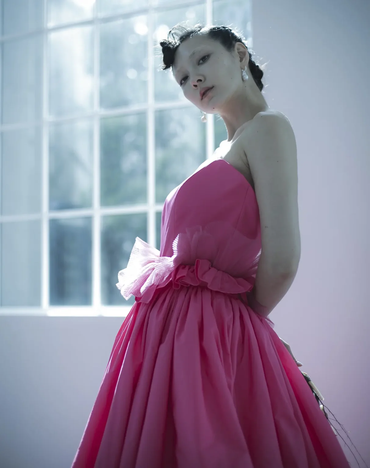 躑躅（つつじ）色ピンクの華やかでお顔の色を明るく見せる生き生きとした色のタフタ地を贅沢に使用したボリュームたっぷりのAラインドレス