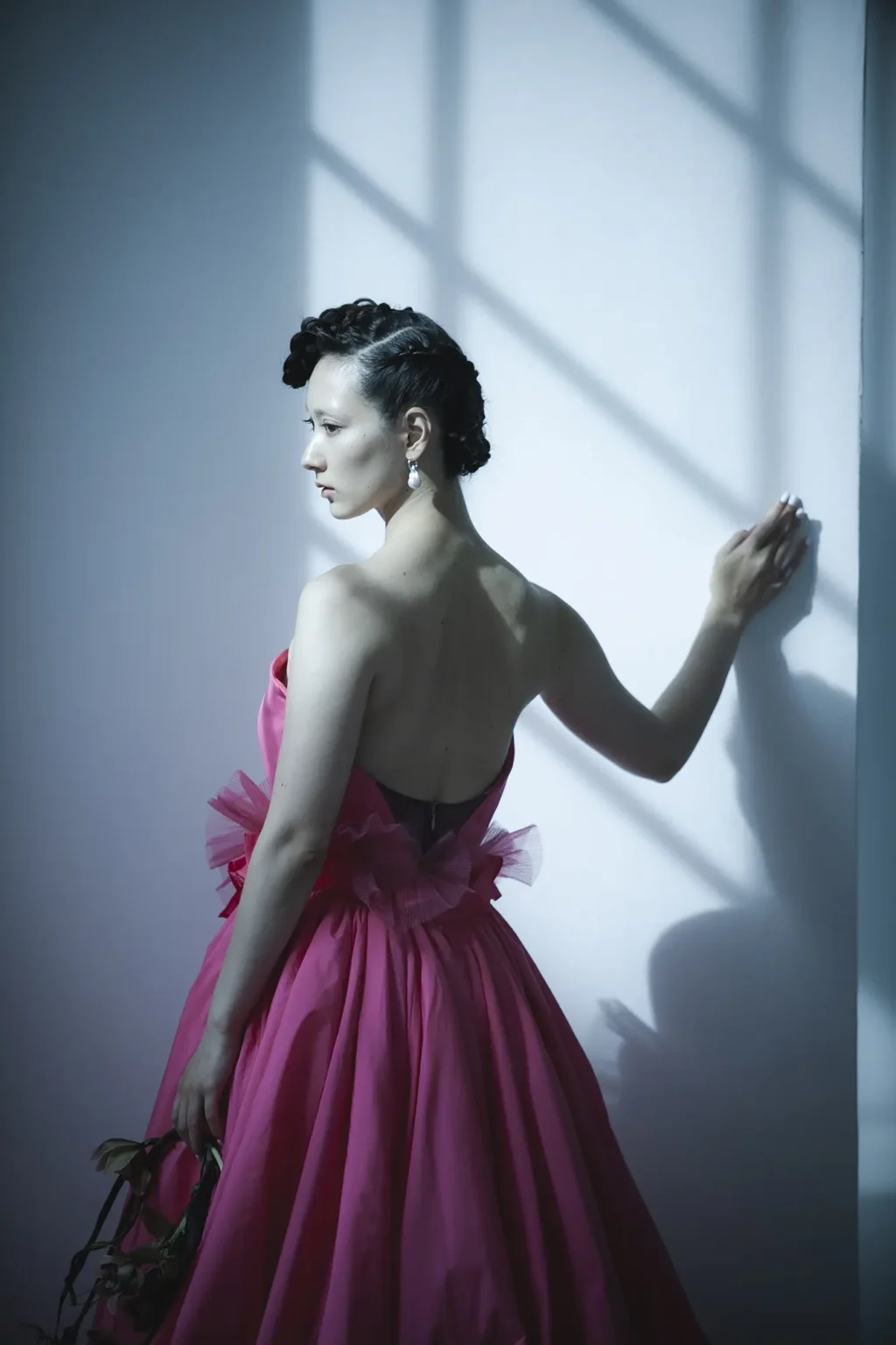 躑躅（つつじ）色ピンクの華やかでお顔の色を明るく見せる生き生きとした色のタフタ地を贅沢に使用したボリュームたっぷりのAラインドレス