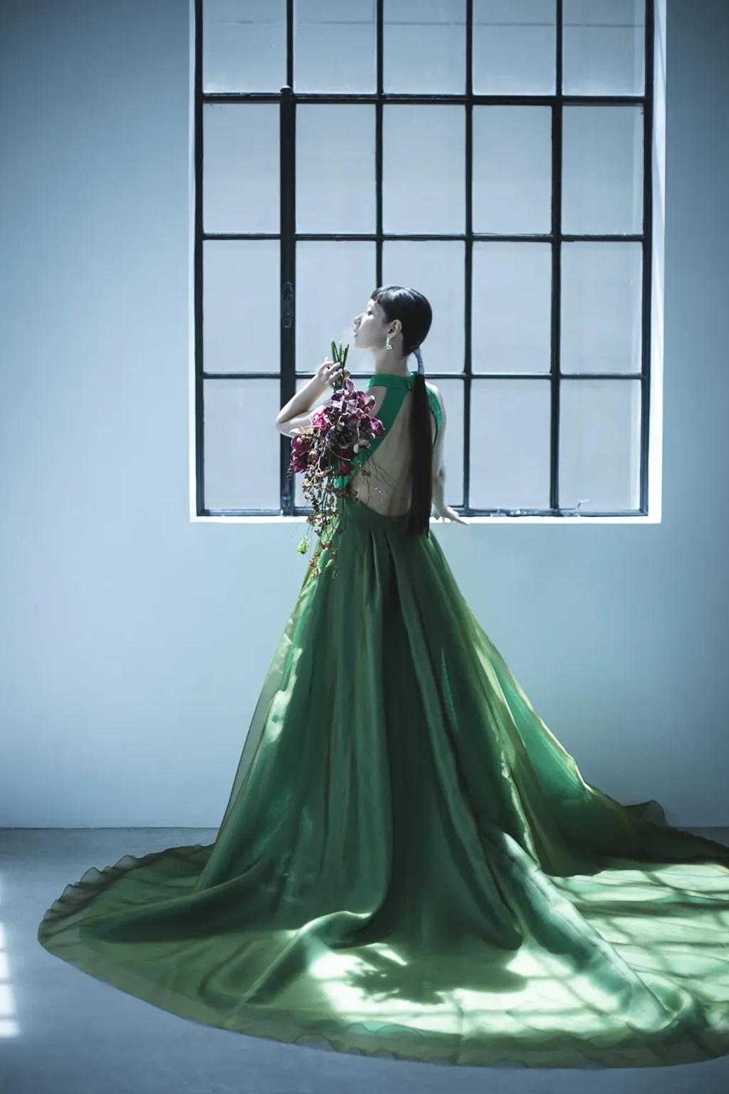 若々しく活力に溢れた若竹色と緑青の間の色味を、 アメリカンスリーブとワイドパンツで表現