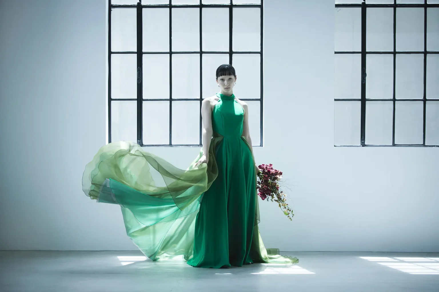 若々しく活力に溢れた若竹色と緑青の間の色味を、 アメリカンスリーブとワイドパンツで表現