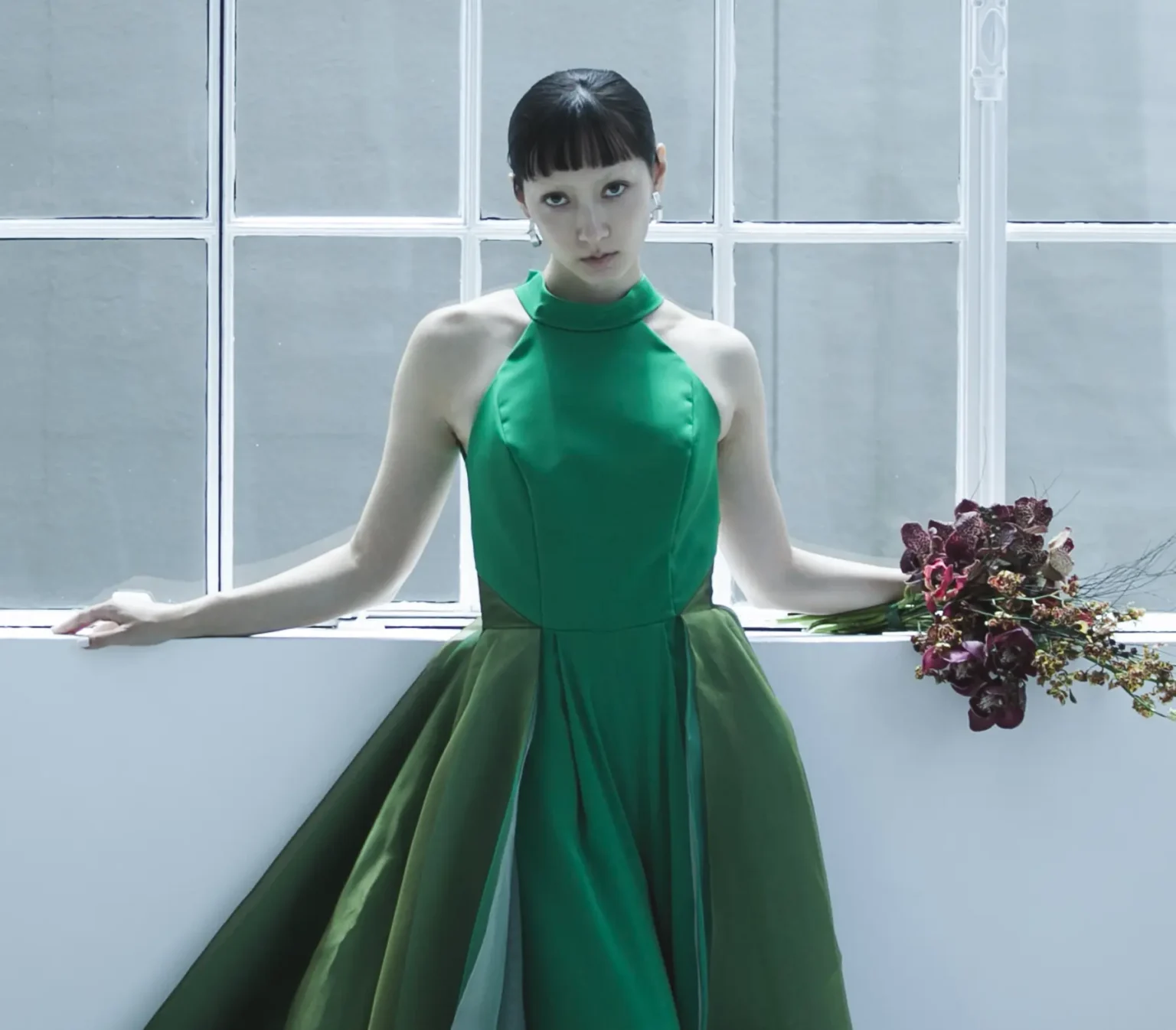 若々しく活力に溢れた若竹色と緑青の間の色味を、 アメリカンスリーブとワイドパンツで表現