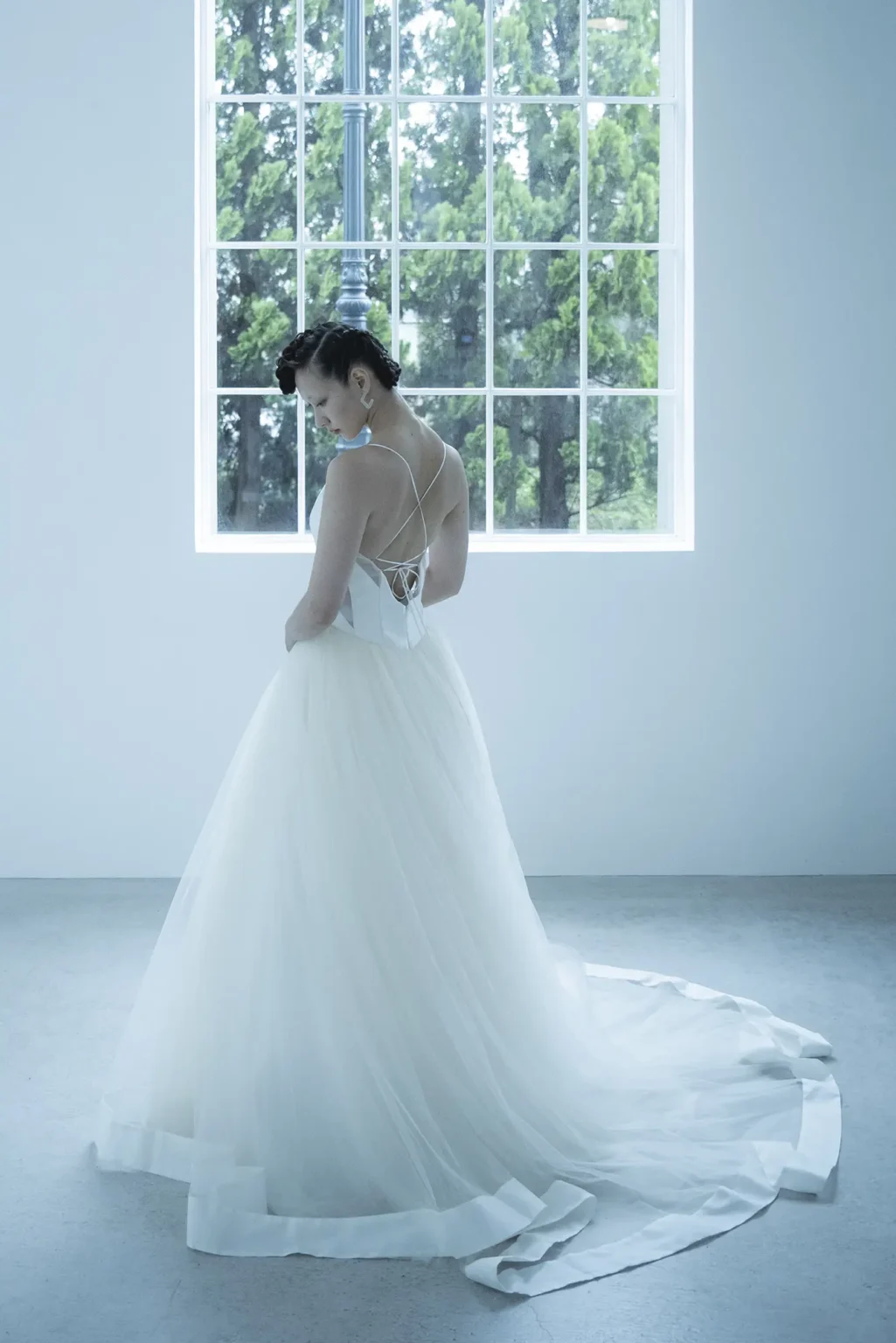 ミカドシルクとオーガンジーを使用したトレーンが美しく広がるAラインのウェディングドレス