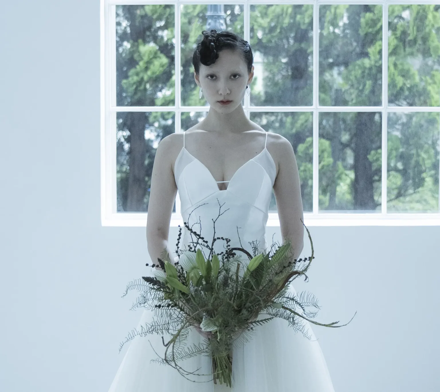 ミカドシルクとオーガンジーを使用したトレーンが美しく広がるAラインのウェディングドレス