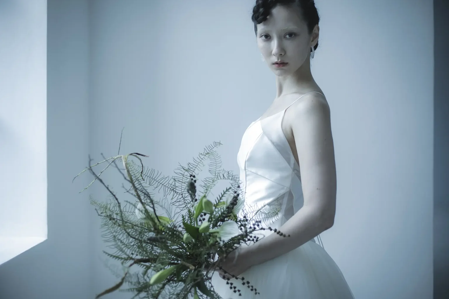 ミカドシルクとオーガンジーを使用したトレーンが美しく広がるAラインのウェディングドレス