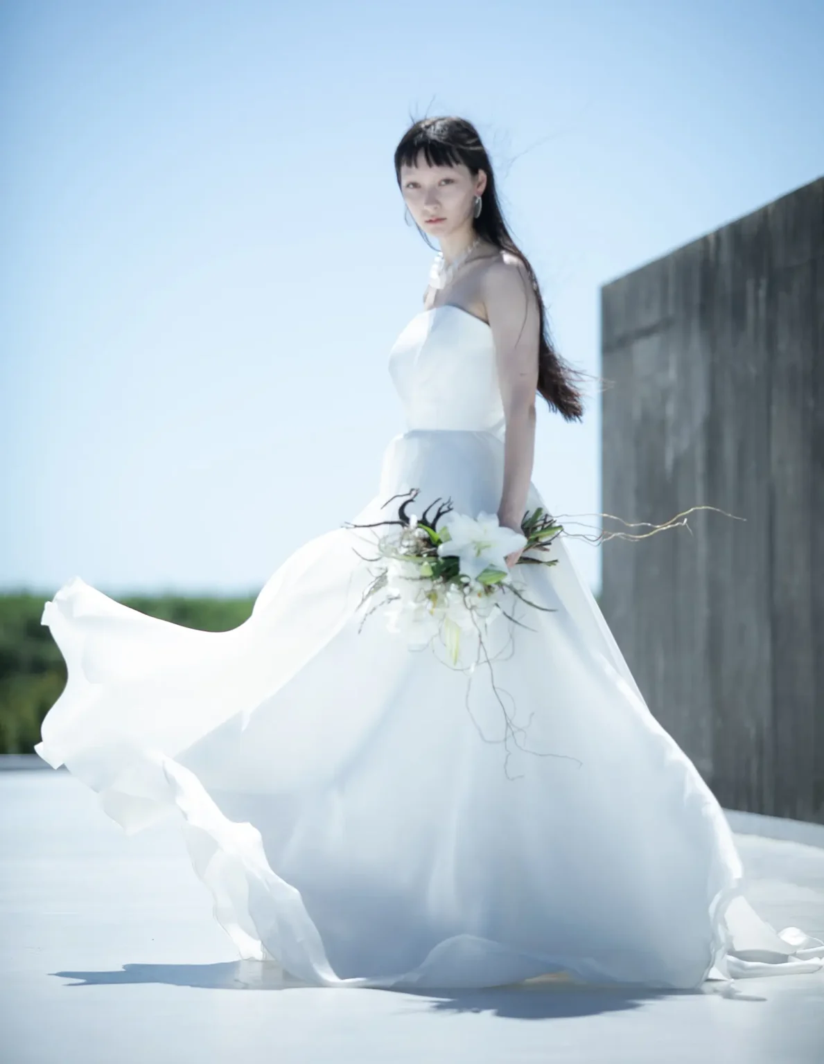 極細の糸で複雑に織られた、光沢と透け感と上品なハリが 美しいシルク生地で作られたAラインのウェディングドレス