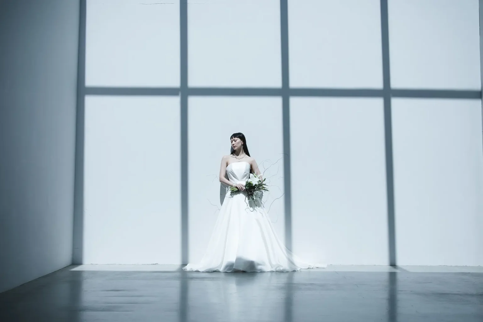 極細の糸で複雑に織られた、光沢と透け感と上品なハリが 美しいシルク生地で作られたAラインのウェディングドレス