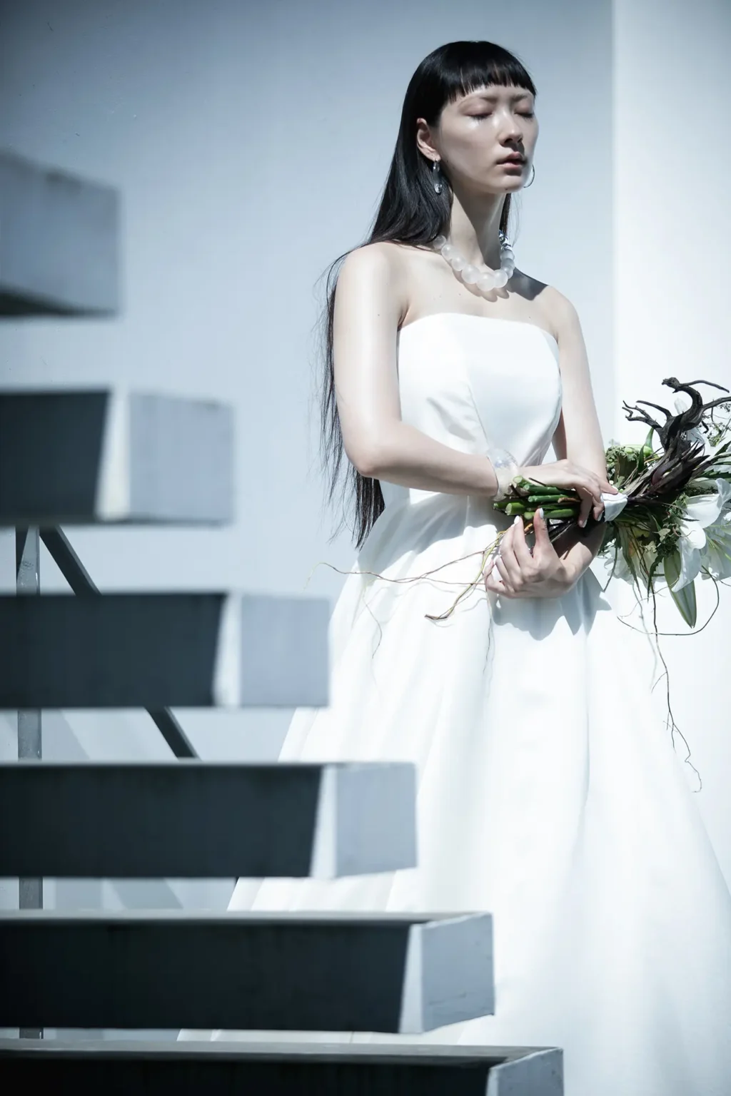 極細の糸で複雑に織られた、光沢と透け感と上品なハリが 美しいシルク生地で作られたAラインのウェディングドレス