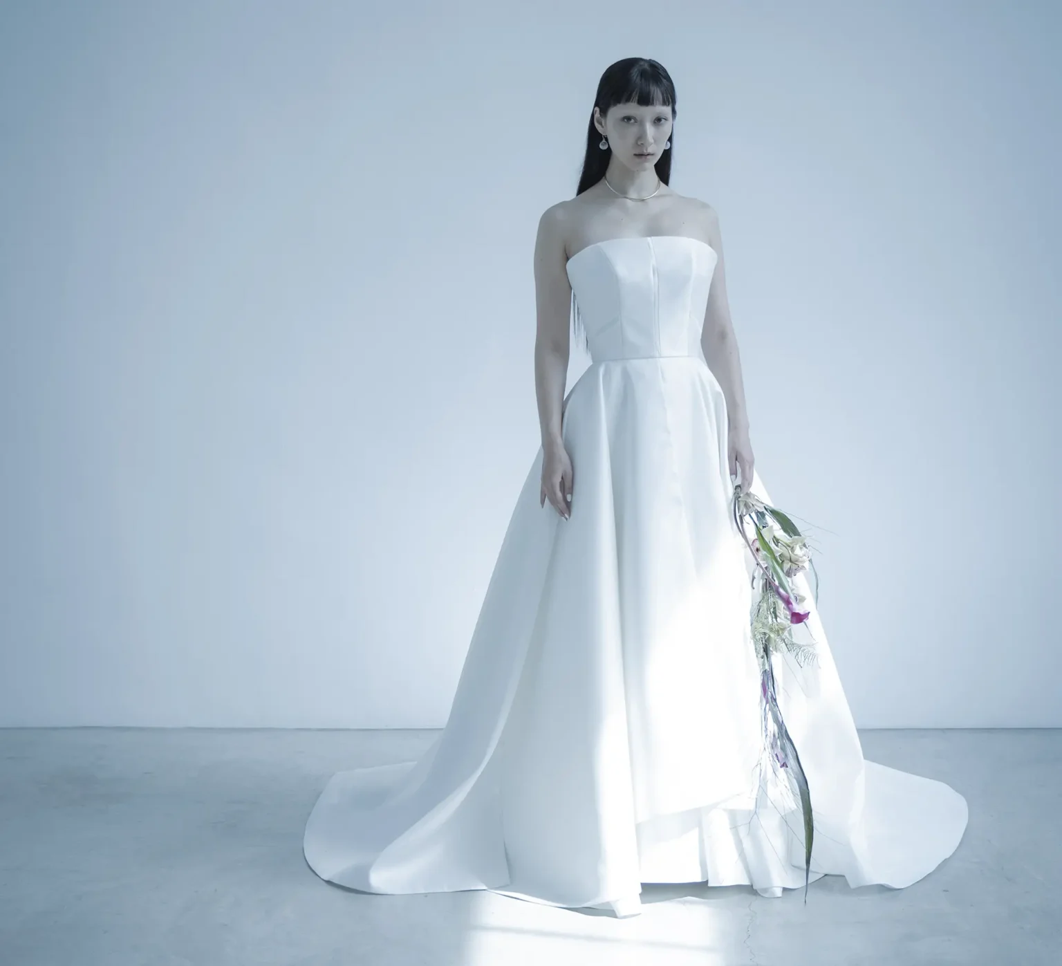 ミカドシルクで作られたハリ感のある王道のシンプルなAラインウェディングドレス