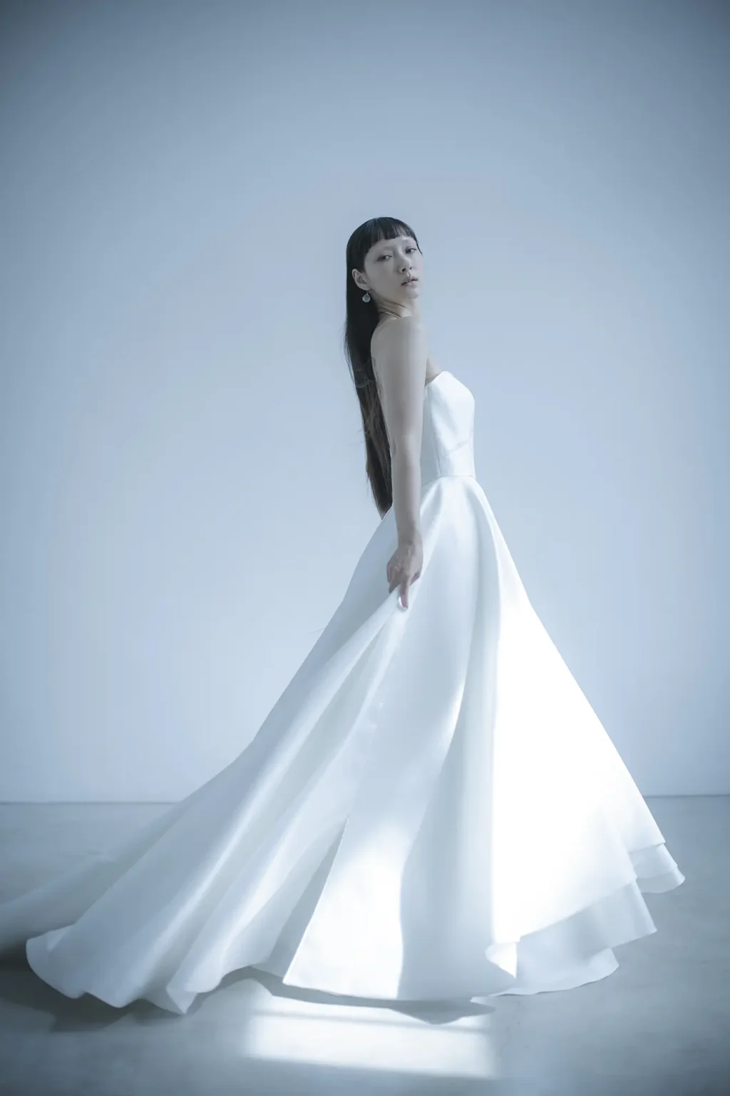 ミカドシルクで作られたハリ感のある王道のシンプルなAラインウェディングドレス
