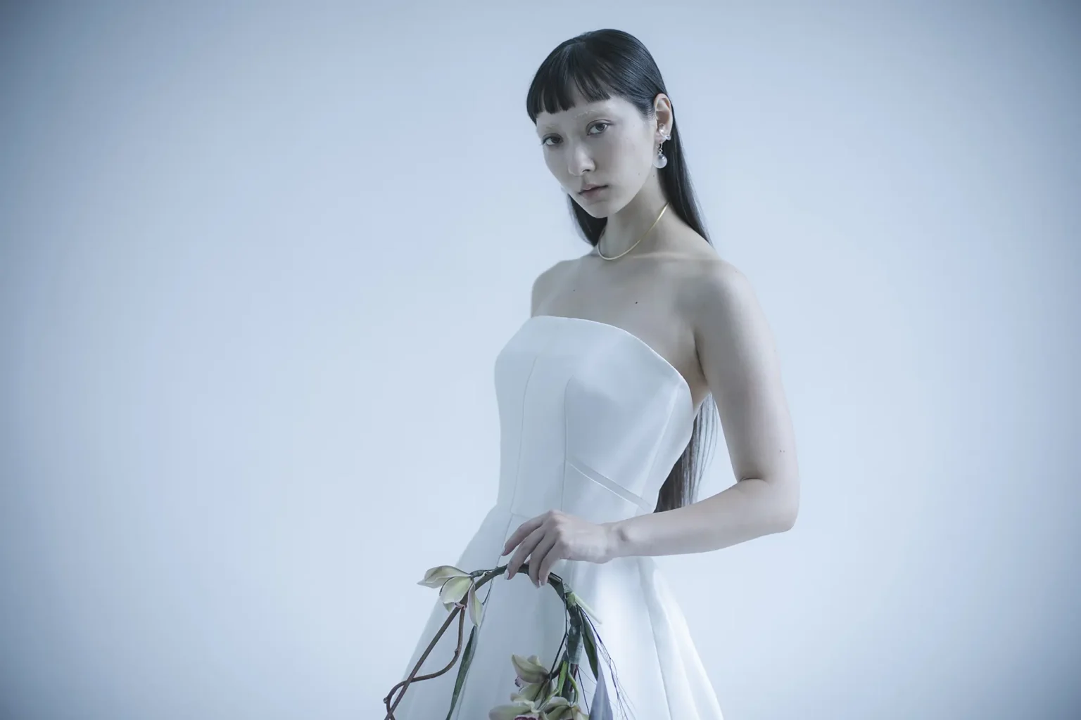 ミカドシルクで作られたハリ感のある王道のシンプルなAラインウェディングドレス