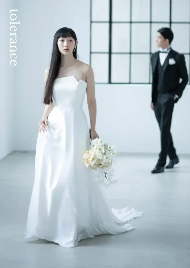 nae. ATELIERナエアトリエ Aラインのウェディングドレスを着た花嫁と花婿