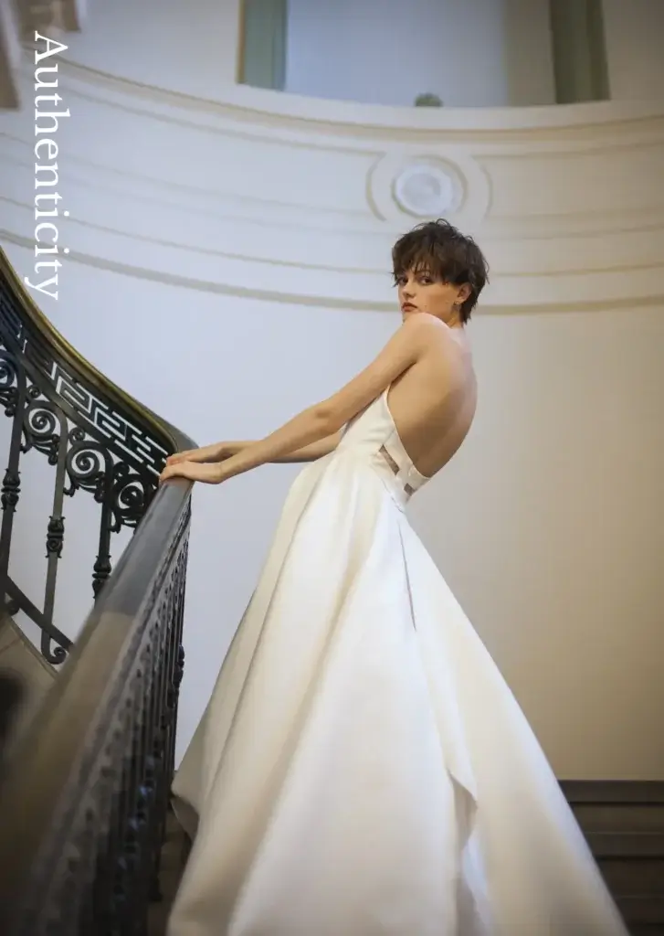 nae. ATELIERナエアトリエ Aラインのウェディングドレスを着て洋館の踊り場での撮影をする花嫁