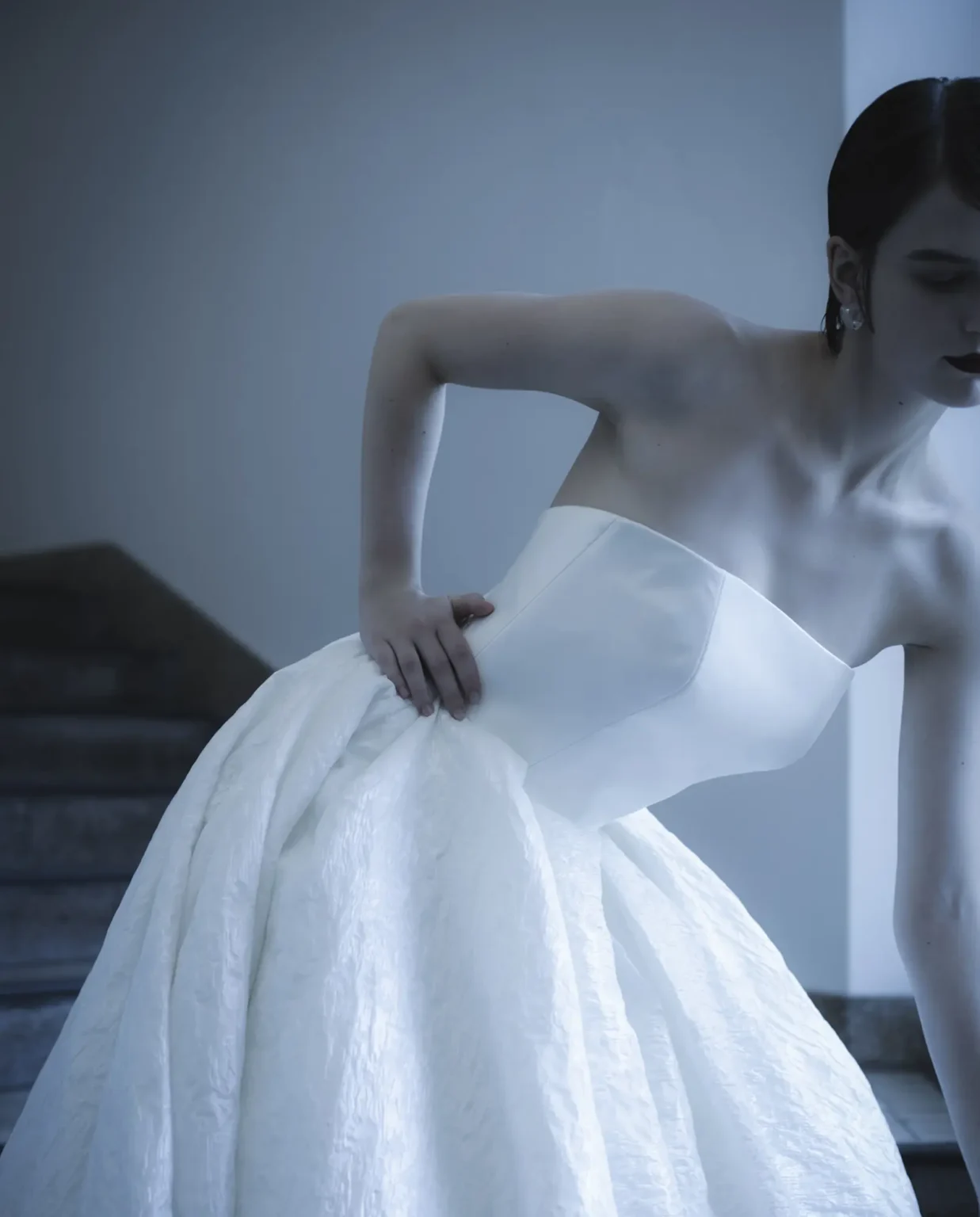 Aラインのウェディングドレスを着た女性