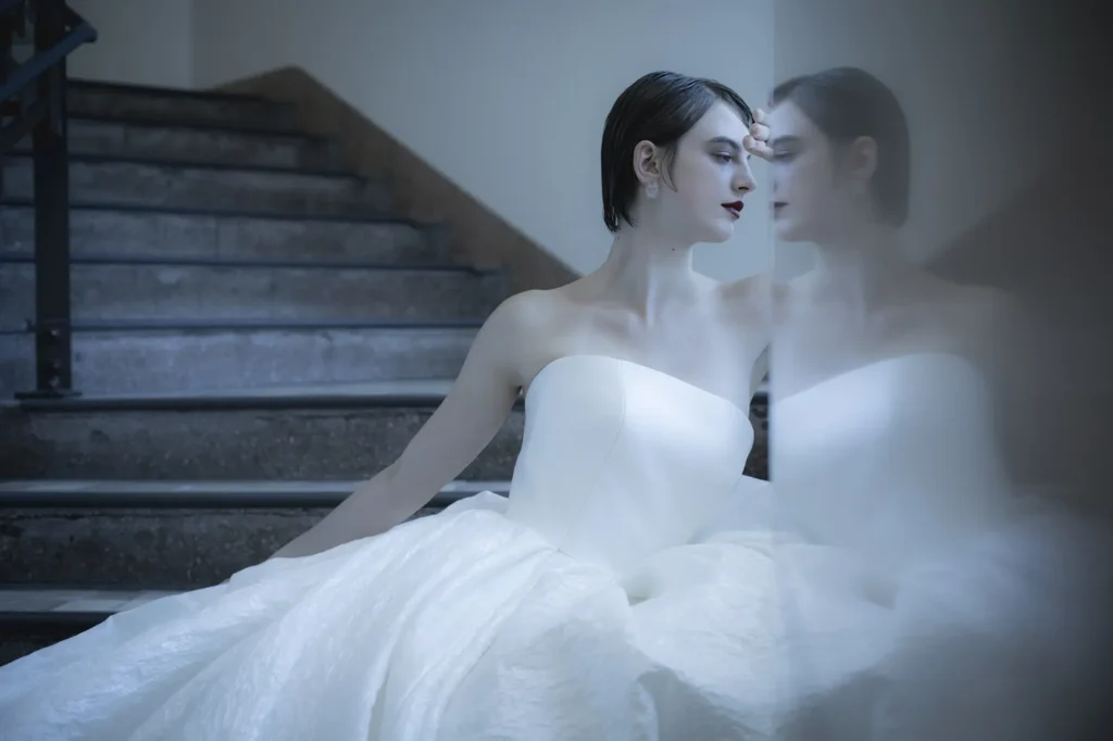 ウェディングドレスを着た女性が階段に座っている様子