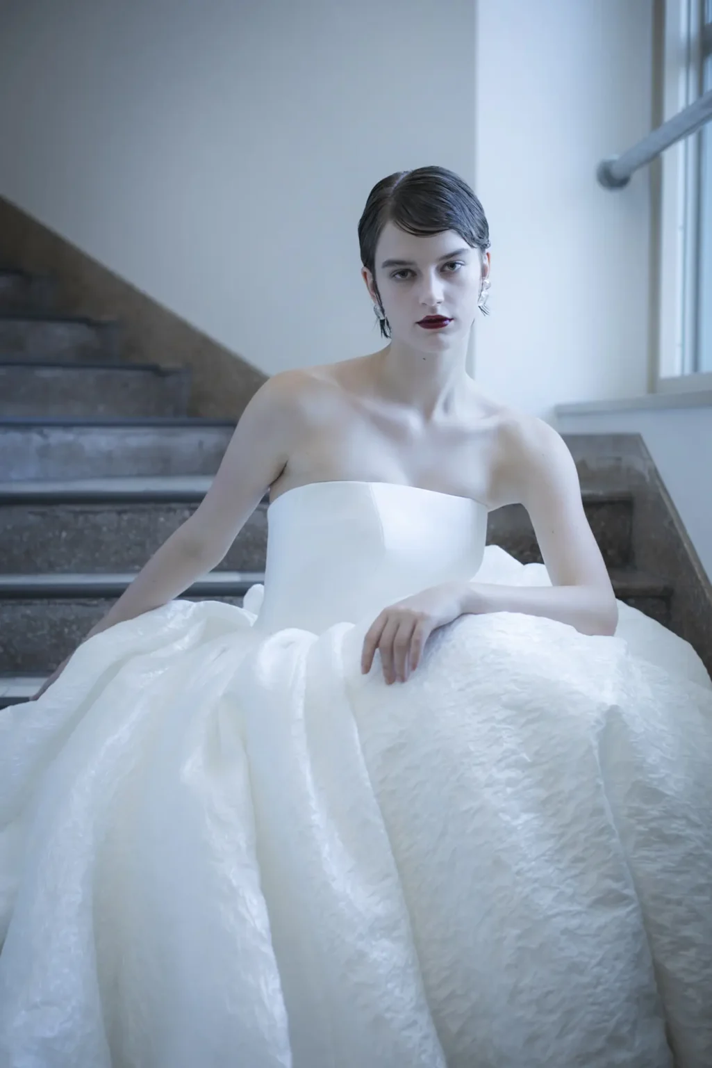 Aラインのシンプルなウェディングドレスを着た女性