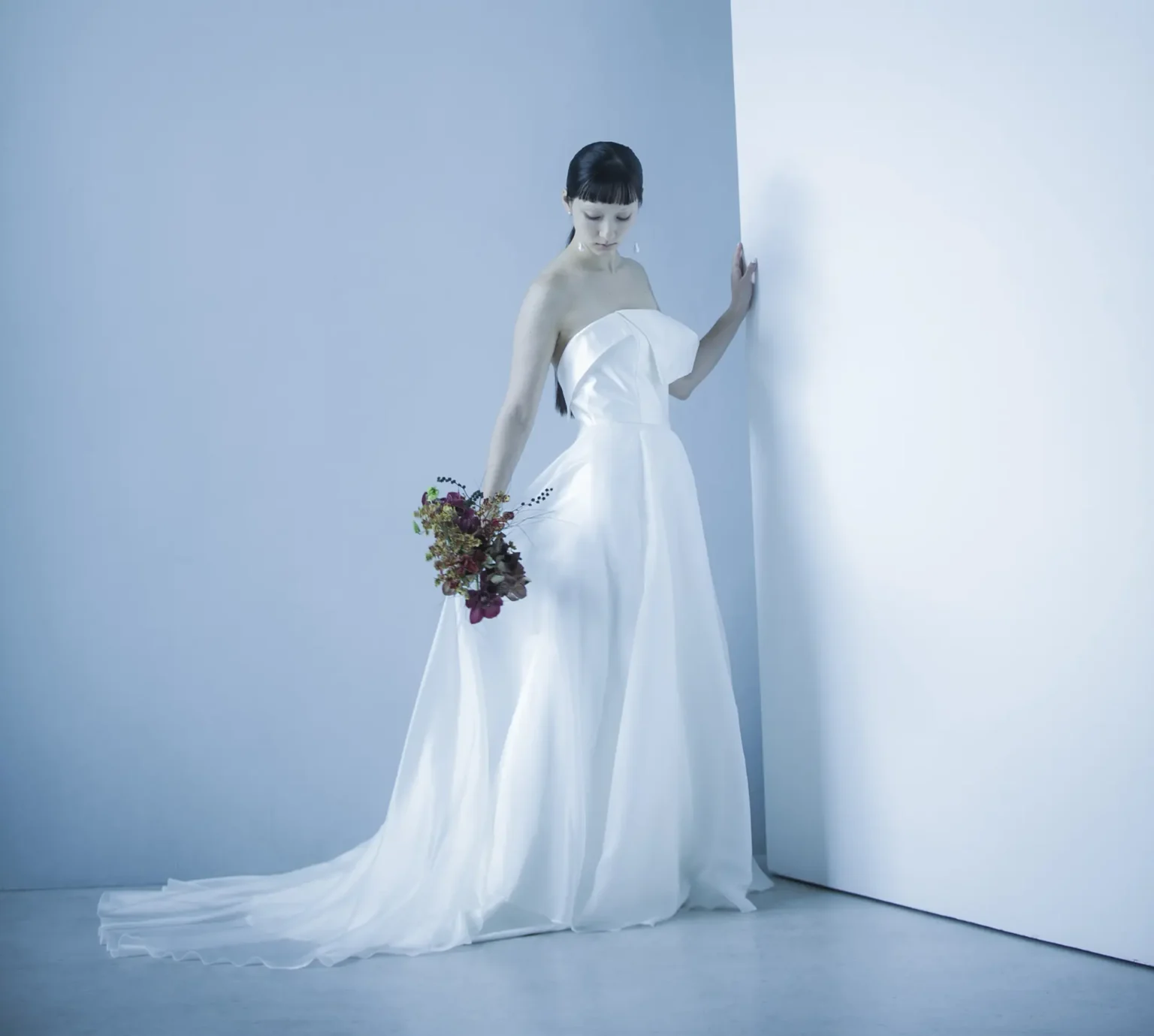 片側だけの変型オフショルダーの薄絹のスレンダーラインのスカートのウェディングドレス