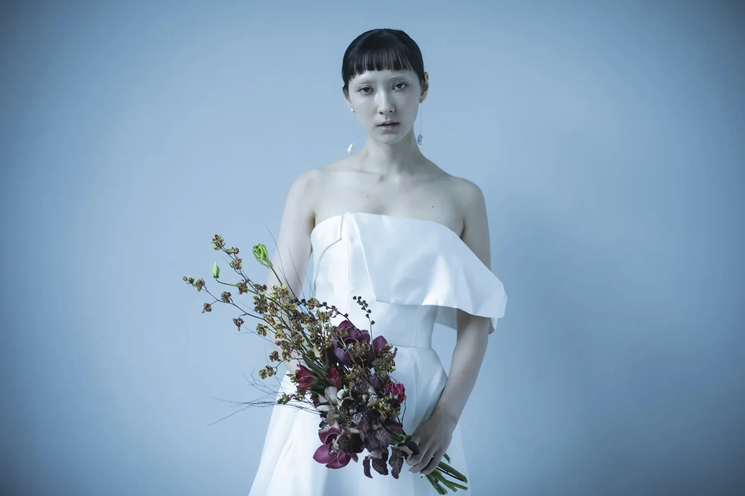 片側だけの変型オフショルダーの薄絹のスレンダーラインのスカートのウェディングドレス