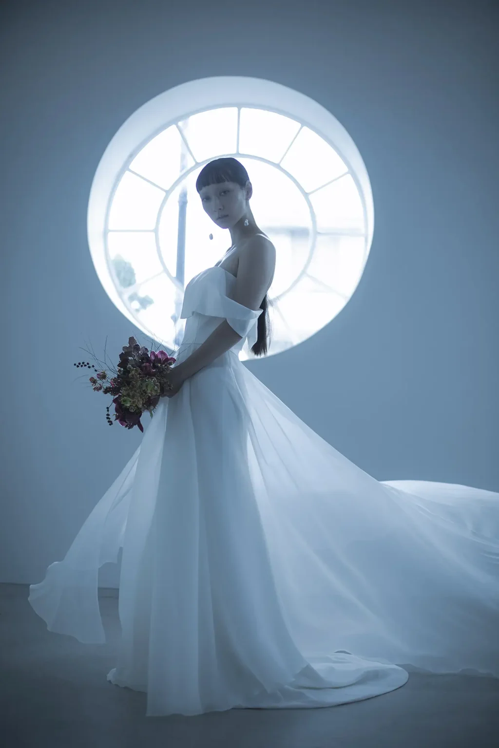 片側だけの変型オフショルダーの薄絹のスレンダーラインのスカートのウェディングドレス