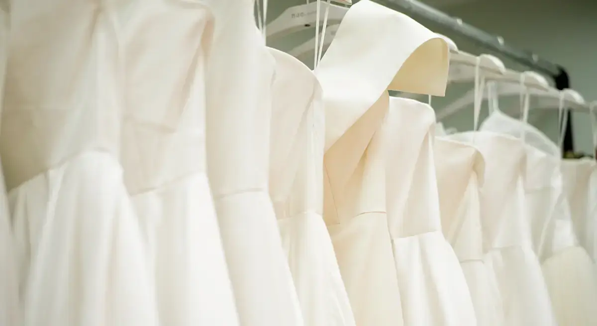 吊るされたウェディングドレス