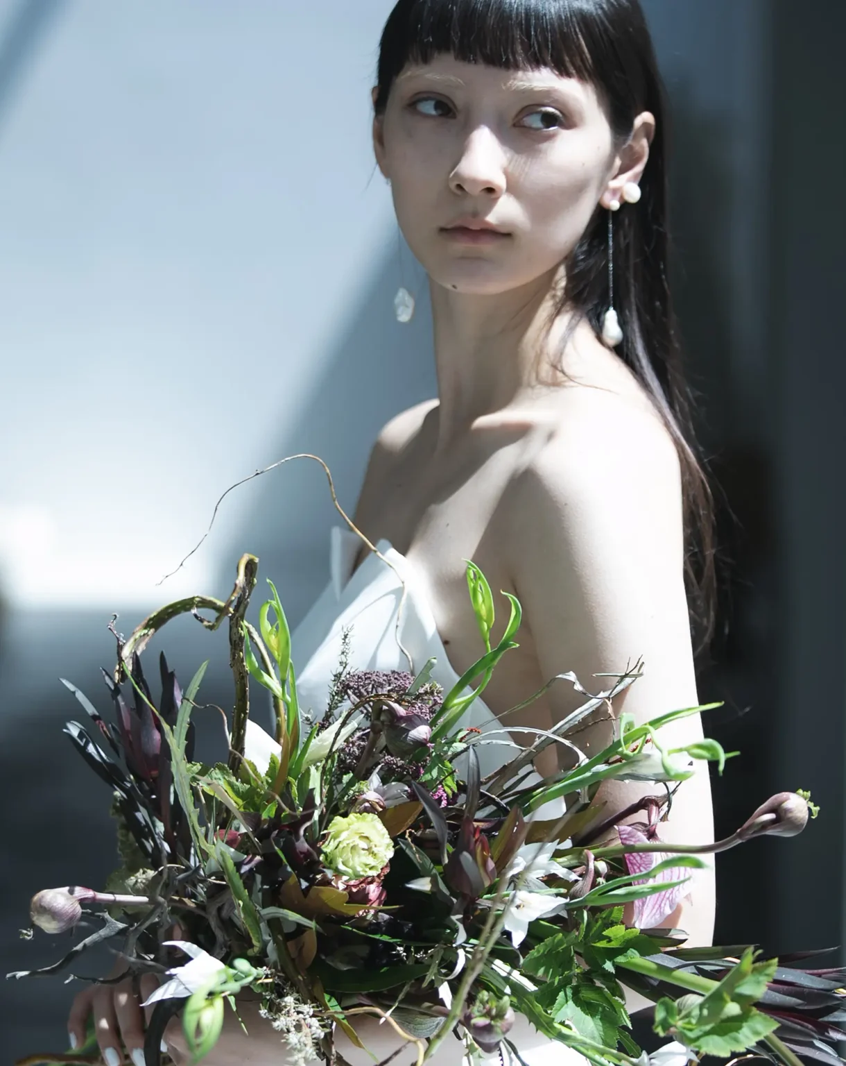 ブーケを持つウェディングドレス姿の女性