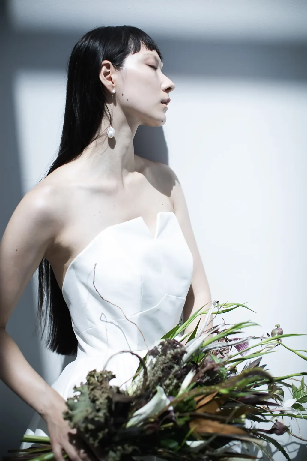 ウエストからふわりと広がるスカートのシルエットが体にメリハリを生む、 溌剌とした存在感を放つAラインドレス