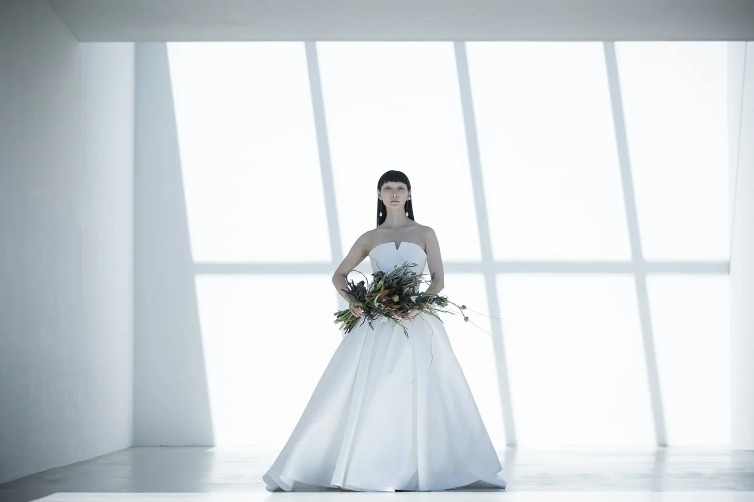 ウエストからふわりと広がるスカートのシルエットが体にメリハリを生む、 溌剌とした存在感を放つAラインドレス